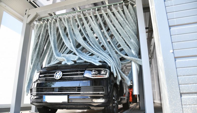 Ein Fahrzeug wird in der Waschstraße mit Textilbürsten gereinigt.
